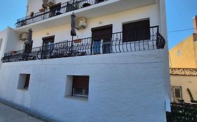 Kostas Studios Apartments - Ενοικιαζόμενα δωμάτια με κουζινάκι